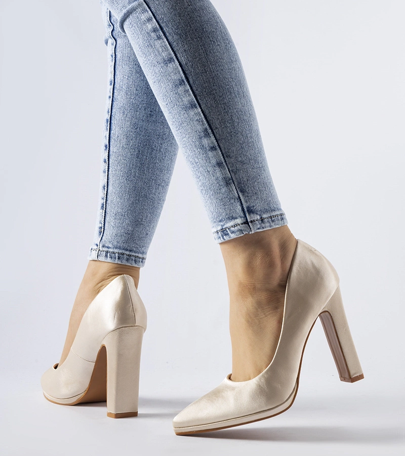 Bežové saténové lodičky na podpatku Rivers