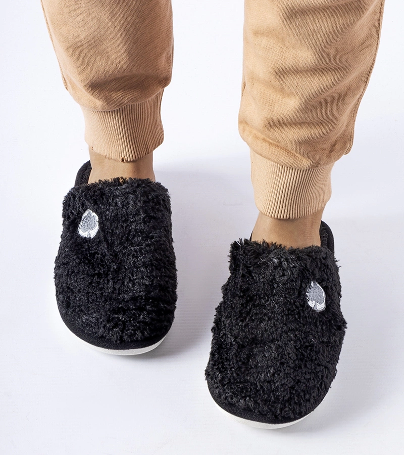 Černé teplé pantofle s nášivkou Alessio