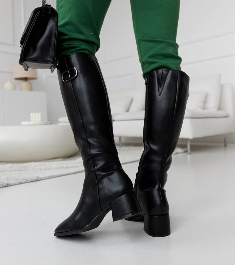 Černé kozačky s ozdobnou sponou Sydney