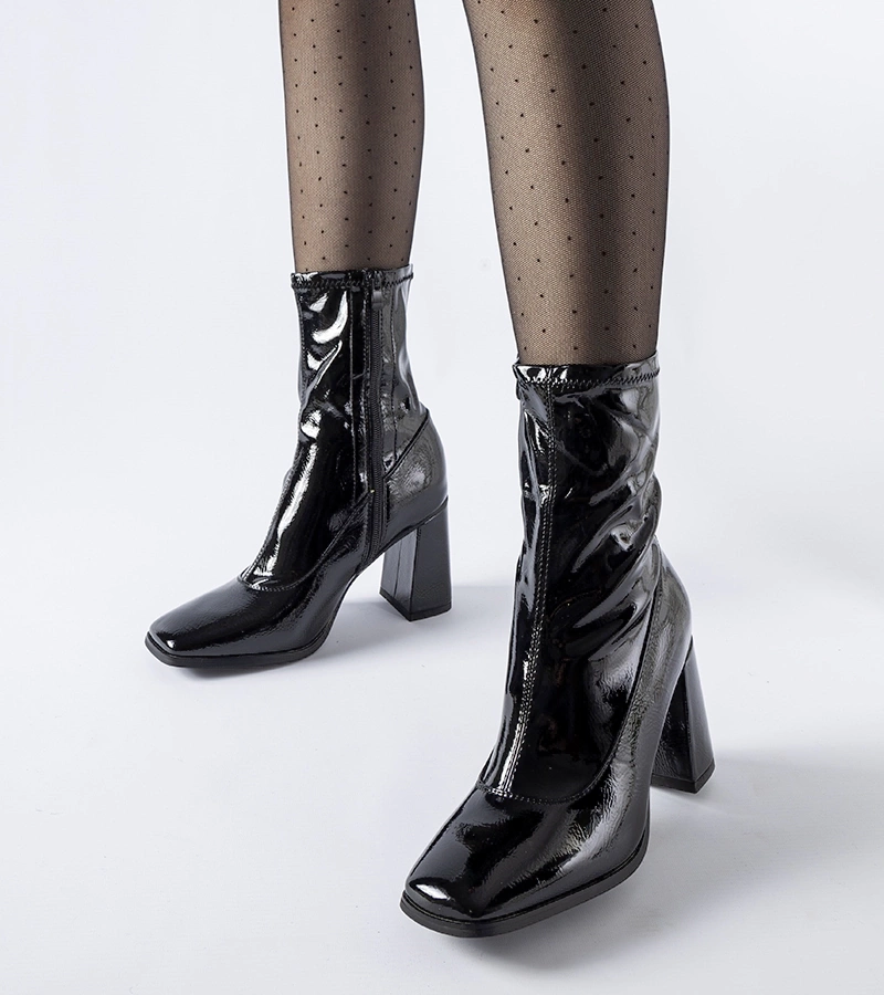 Černé lakové kotníkové botky na podpatku Wheeler