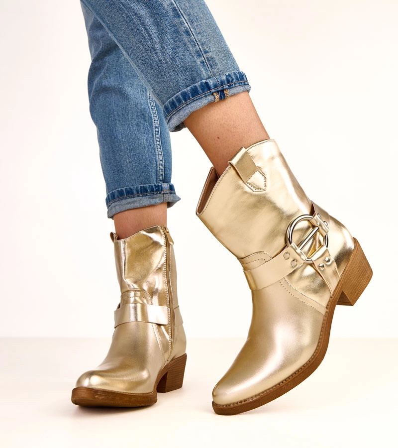 Zlaté kovbojské boty na podpatku s ozdobnou sponou Cedisa
