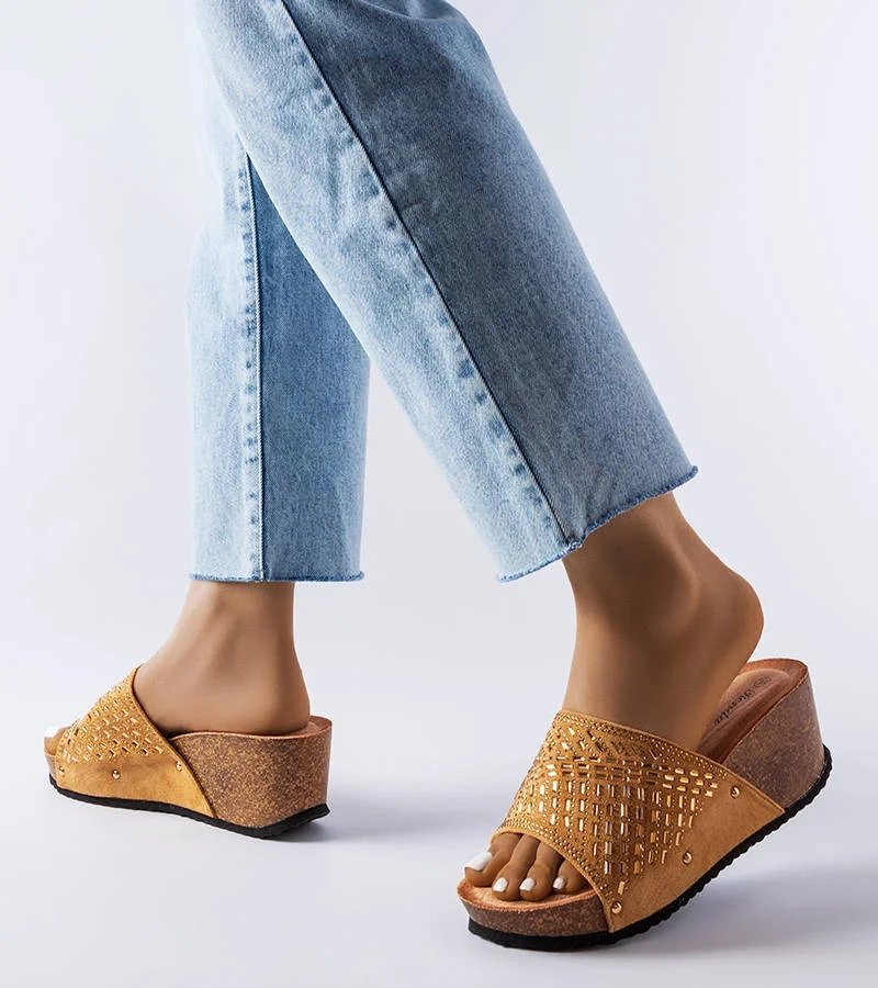 Tmavě béžové žabky Guymon na podpatku