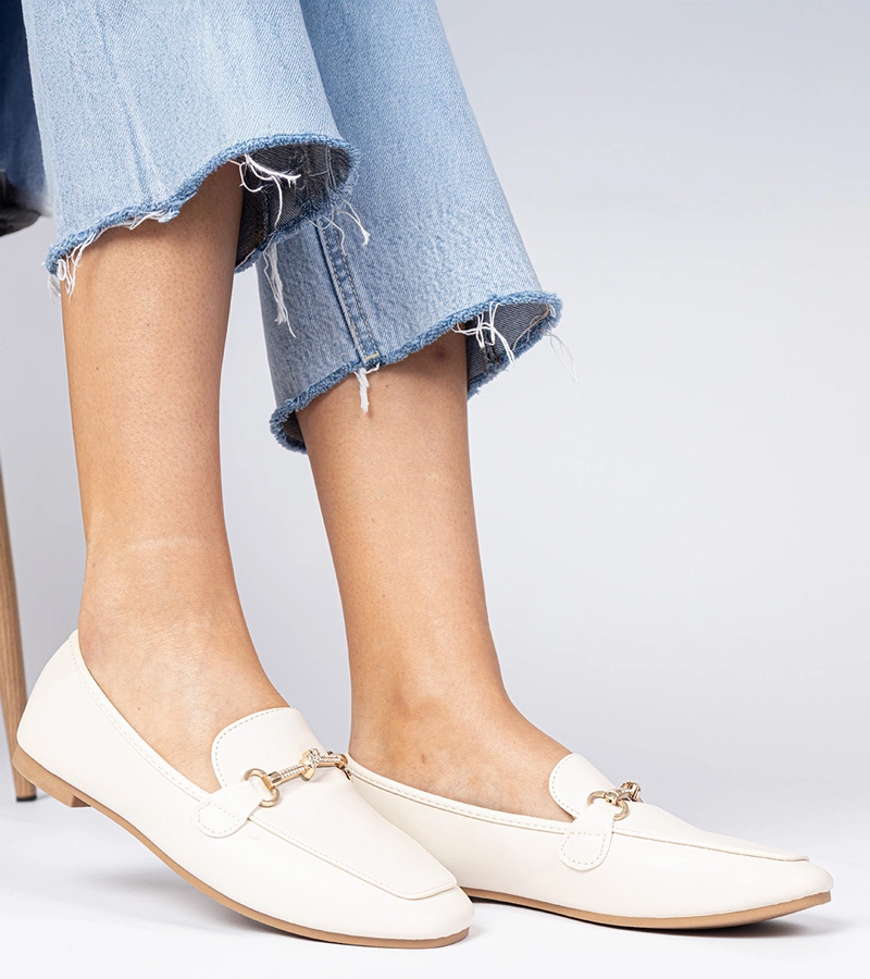 Béžové elegantní mokasíny se zlatou ozdobou a kamínky Kalisa