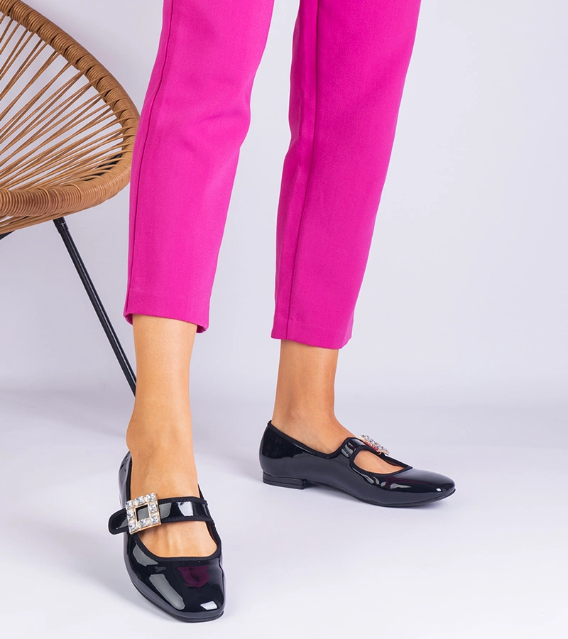 Lakované černé baleríny zdobené sponou Furseda