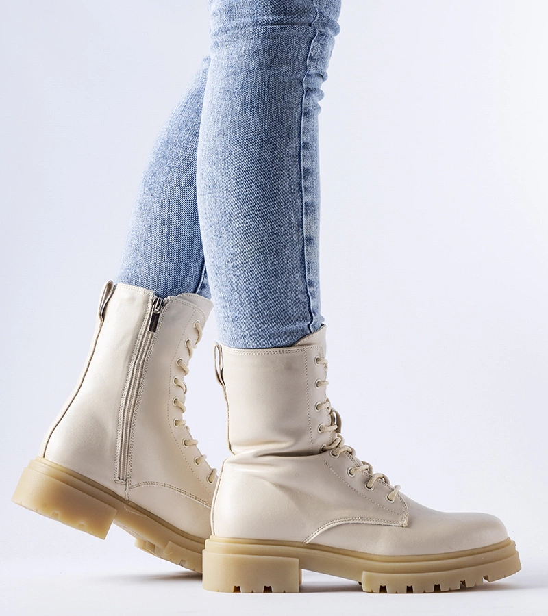 Výškové hnědé zateplené boty