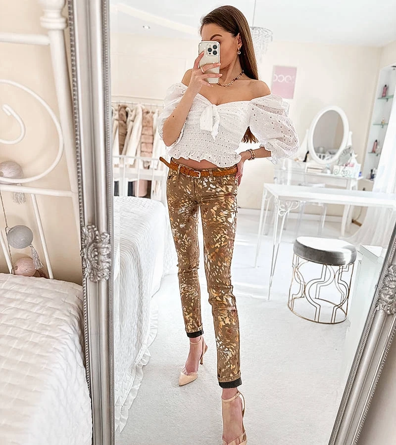 Béžové kalhoty ve zlatém panteru Lévesque