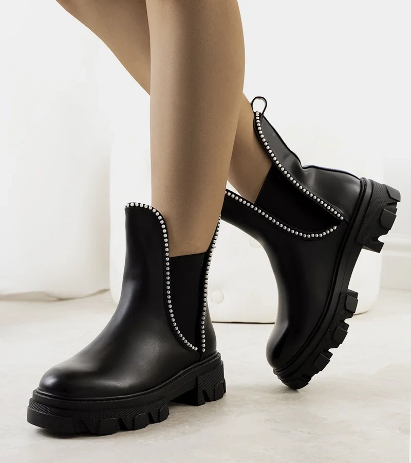 Černá boty na podrážce traktoru Fermo