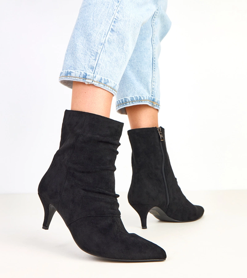 Černé kotníkové boty na nízkém podpatku s řasením Karen