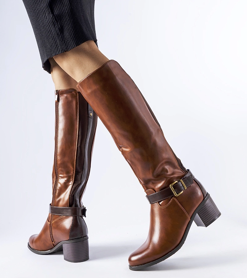 Hnědé kozačky s ozdobnou sponou Ernest