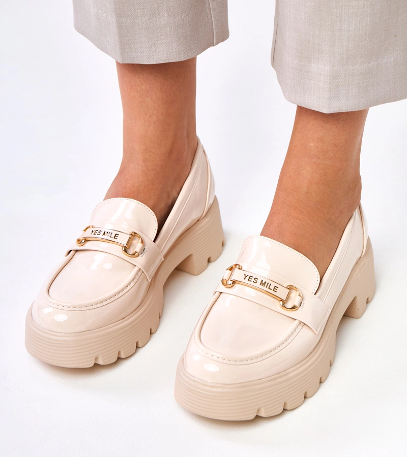 Béžové lakované mokasíny s ozdobou Kidane