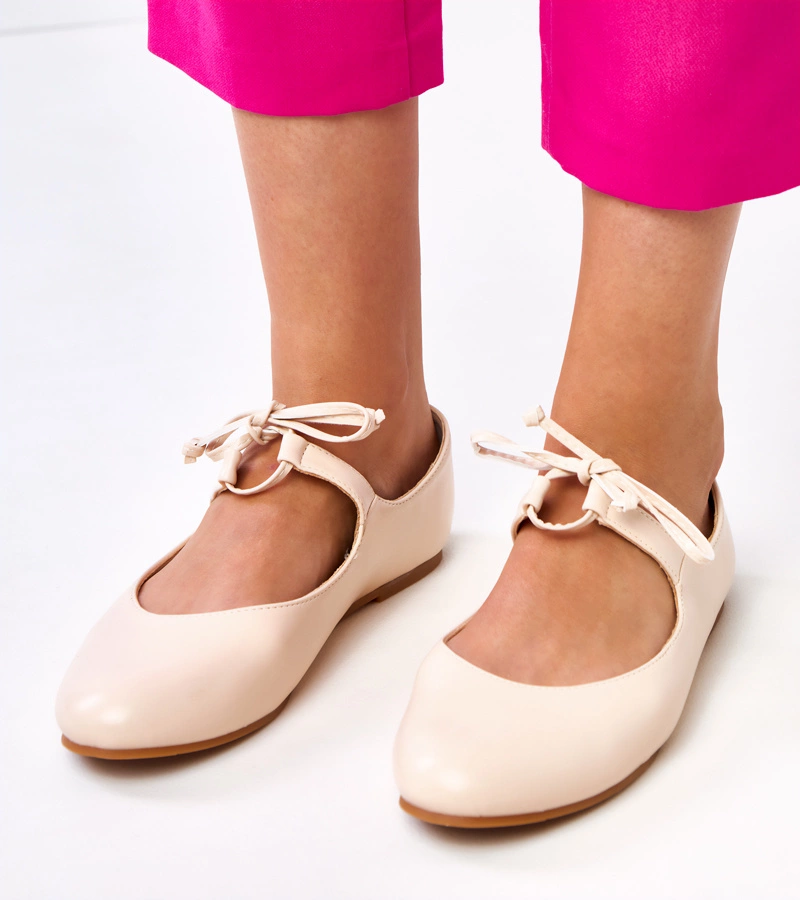 Béžové balerínky zavazované na kotníku Sallay