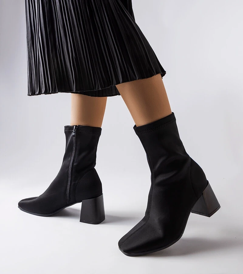 Černé saténové boty na jehlovém podpatku od firmy Laforgen