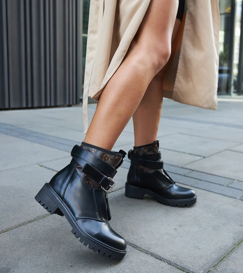 Černé kotníčkové boty s ozdobným páskem Domus