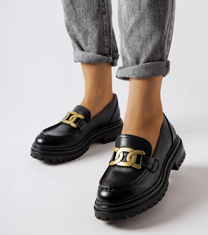 Černé mokasíny zdobené sponkou Schlanders