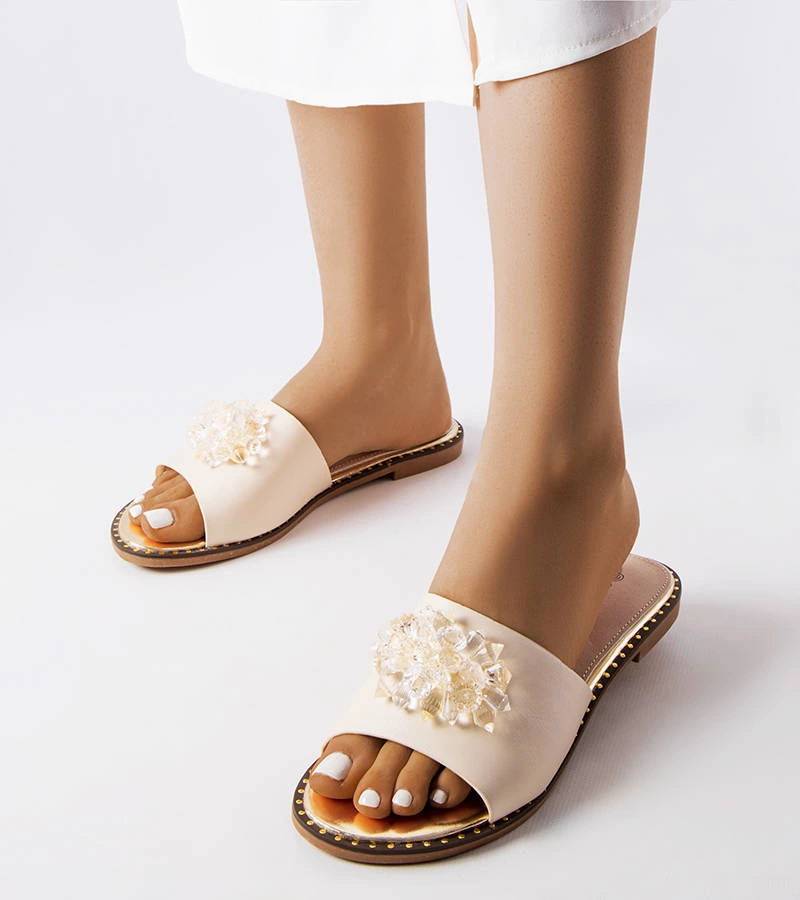 Béžové žabky s krystaly od společnosti Lowa