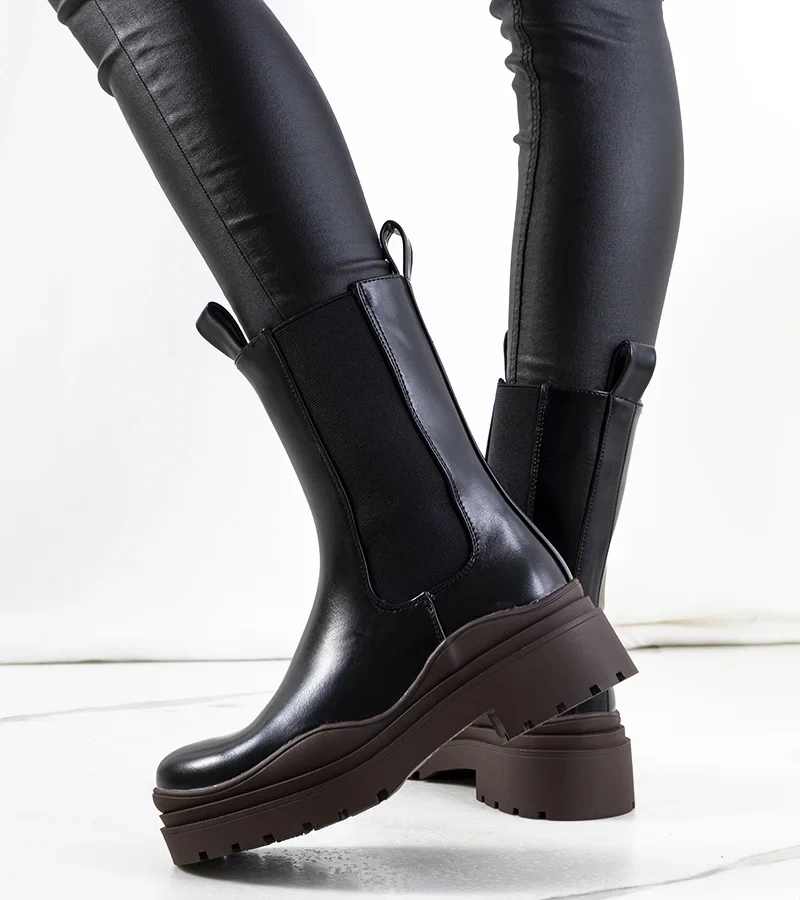 Černá boty s hnědou podrážkou Nester