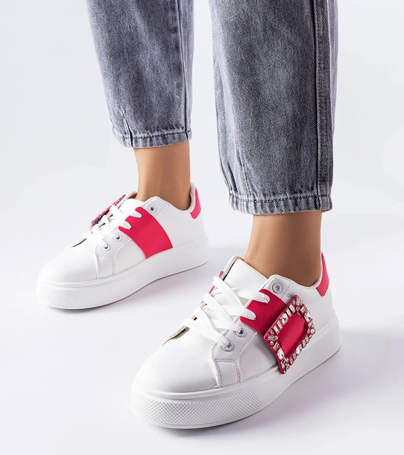 Bílé tenisky zdobené růžovou přezkou Ike