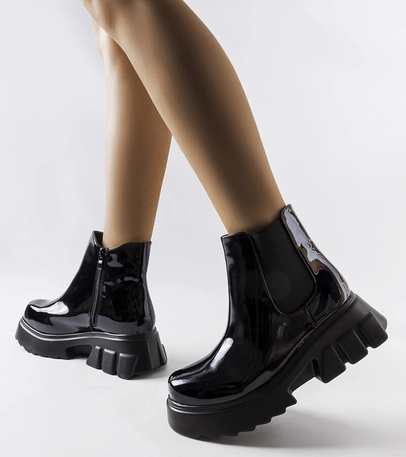 Černě lakované zateplené boty Delit