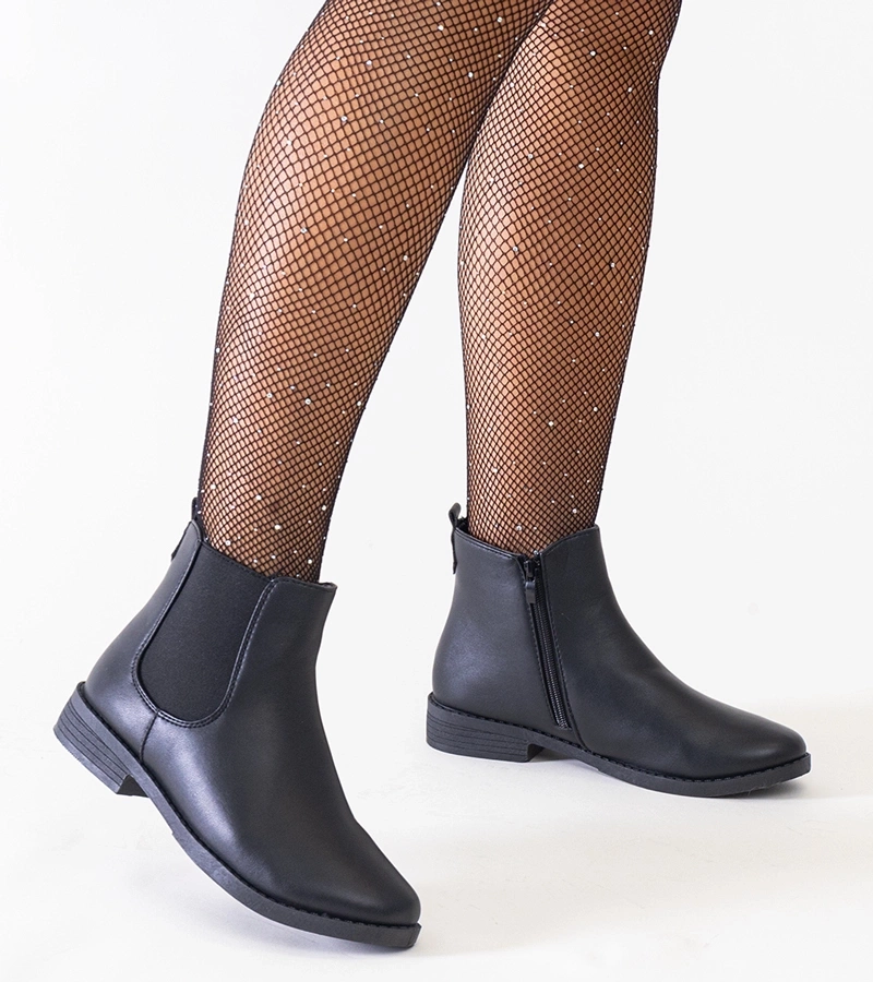 Černé klasické boty s elastickým vsazením z eko-kůže Maiza.