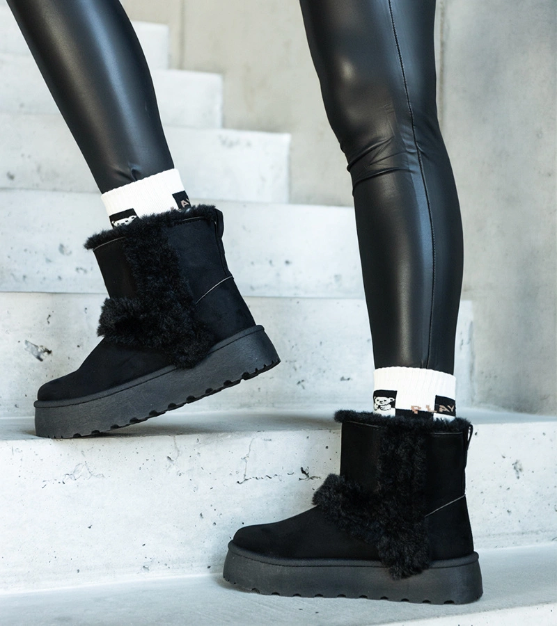 Černé ekozamskové sněhule na platformě zdobené kožešinou Peters.