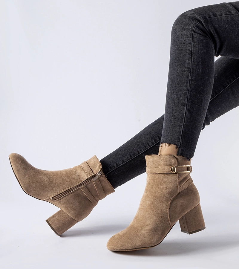 Beige botky na nízkém podpatku s klíčkem Sesto.