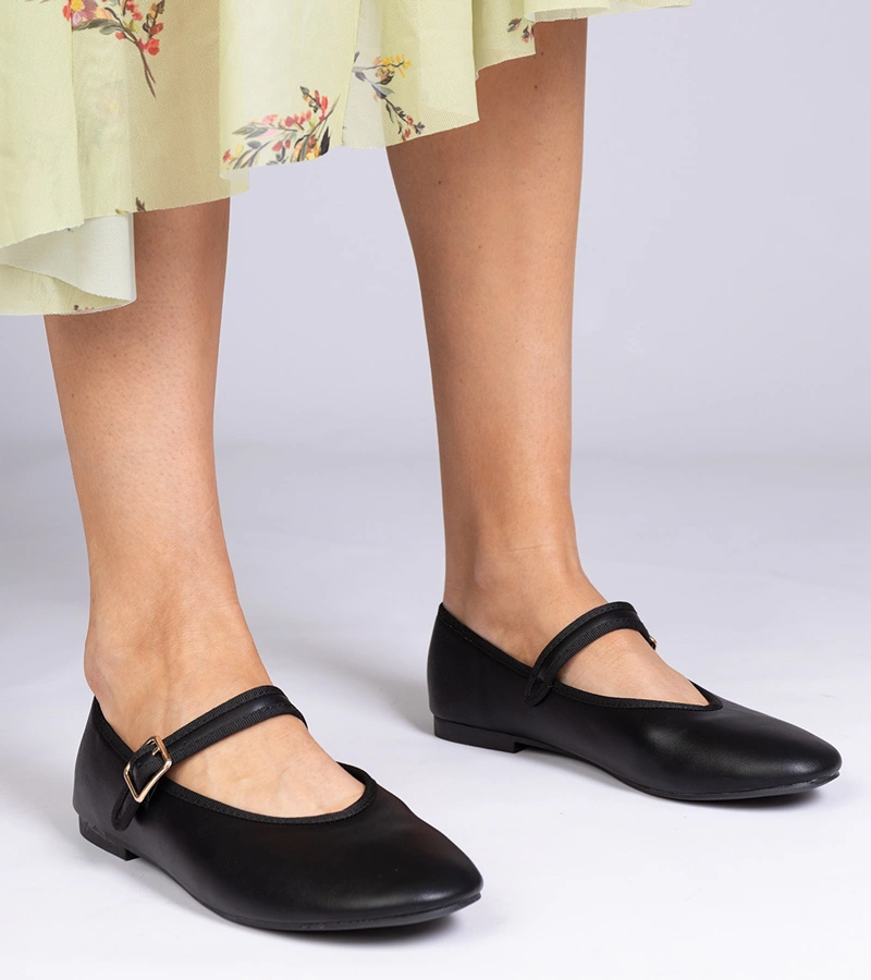 Černé dámské baleríny s přezkou Mollis