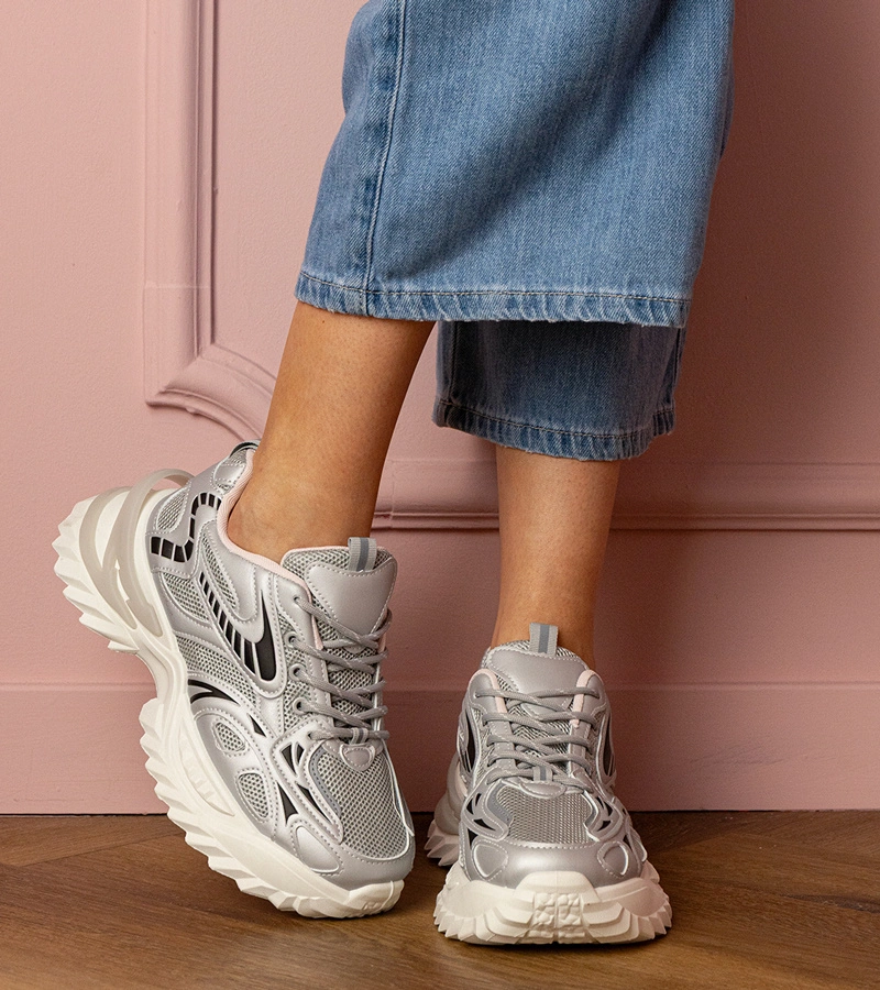 Stříbrné sportovní tenisky na stylové podrážce Carina