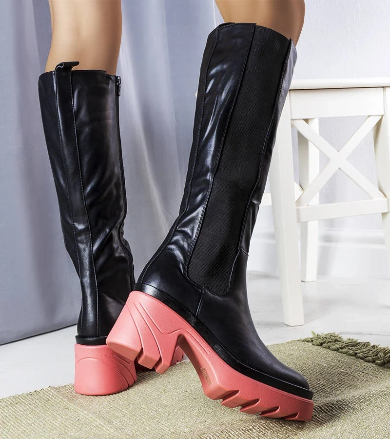 Černé boty s růžovou podrážkou Charla