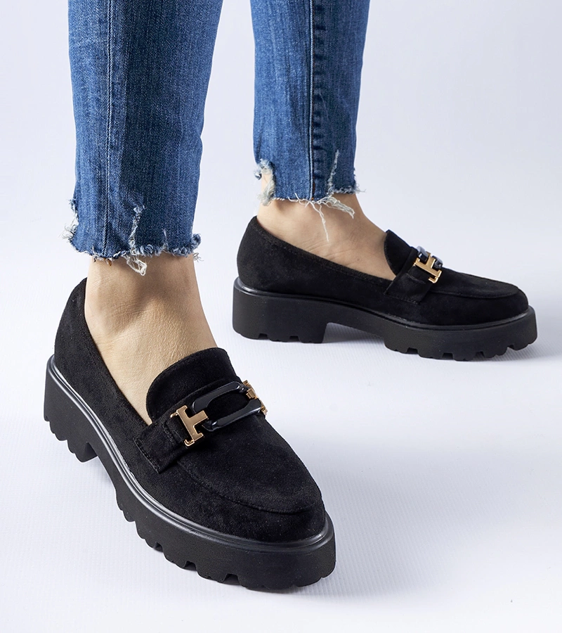 Černé mokasíny zdobené sponkou Pisa