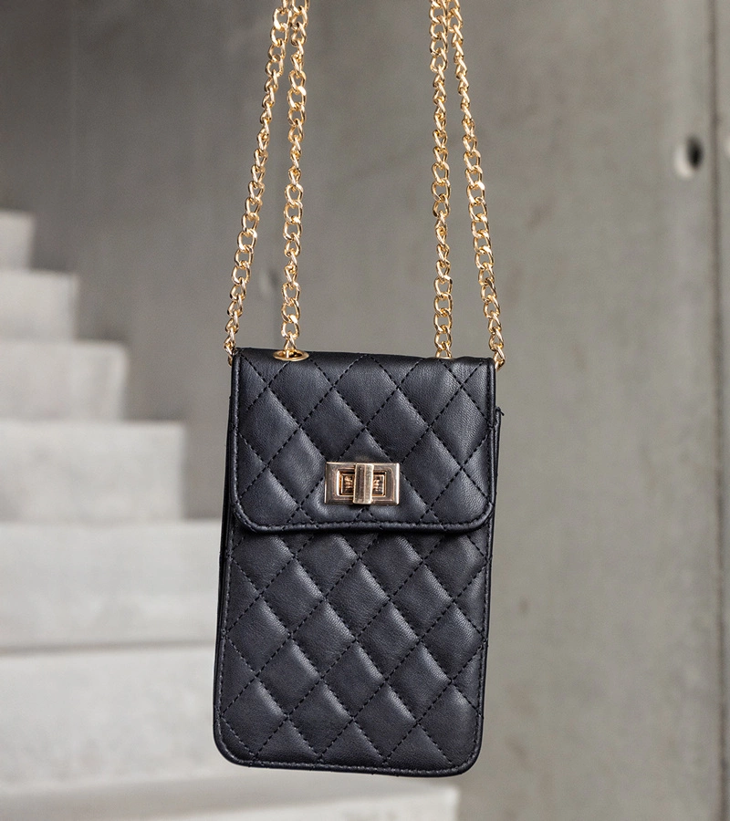 Černá prošívaná ramínková kabelka Acres