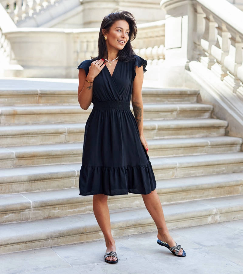 Černé šaty Estensi se záhyby