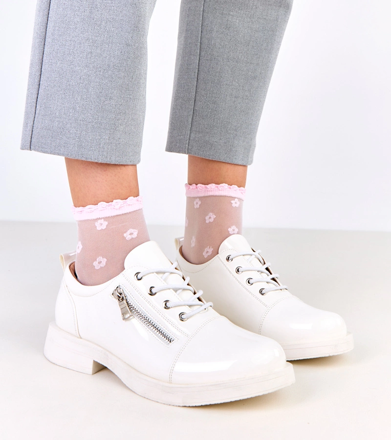 Bílé lakované dámské polobotky Diamante