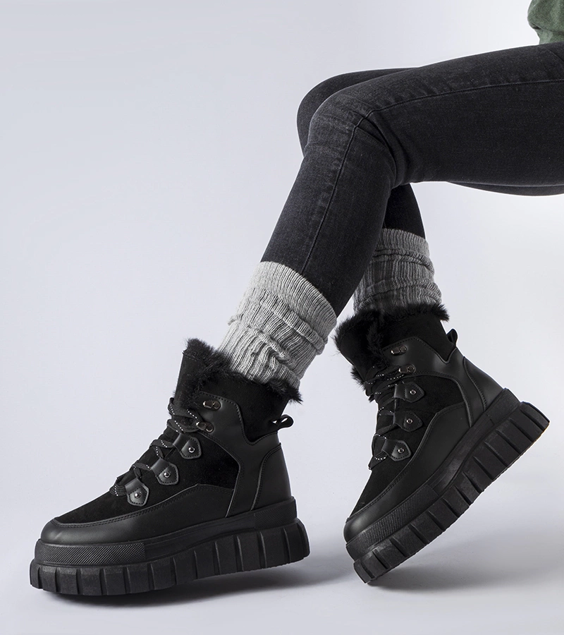 Černé kotníkové boty na robustní podrážce Cervantes