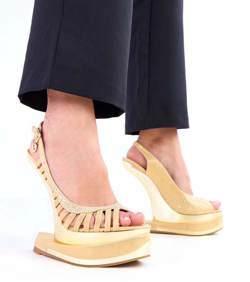 Zlaté sandály s kamínky na futuristickém podpatku Kenni