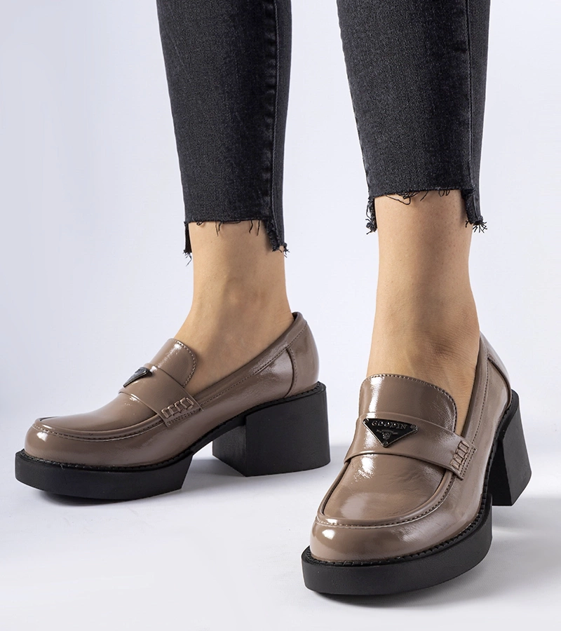 Hobbs hnědé lakované polobotky na podpatku