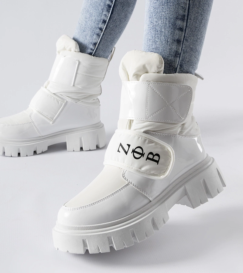 Bílé izolované sněhule Reppert