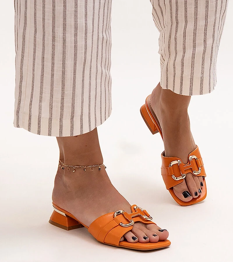 Sandalety na nízkém podpatku s ozdobnou sponou Luara