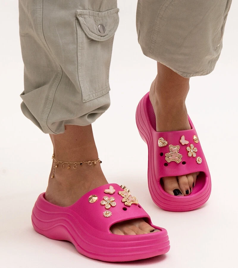 Růžové pantofle s třpytivou výzdobou Berwana