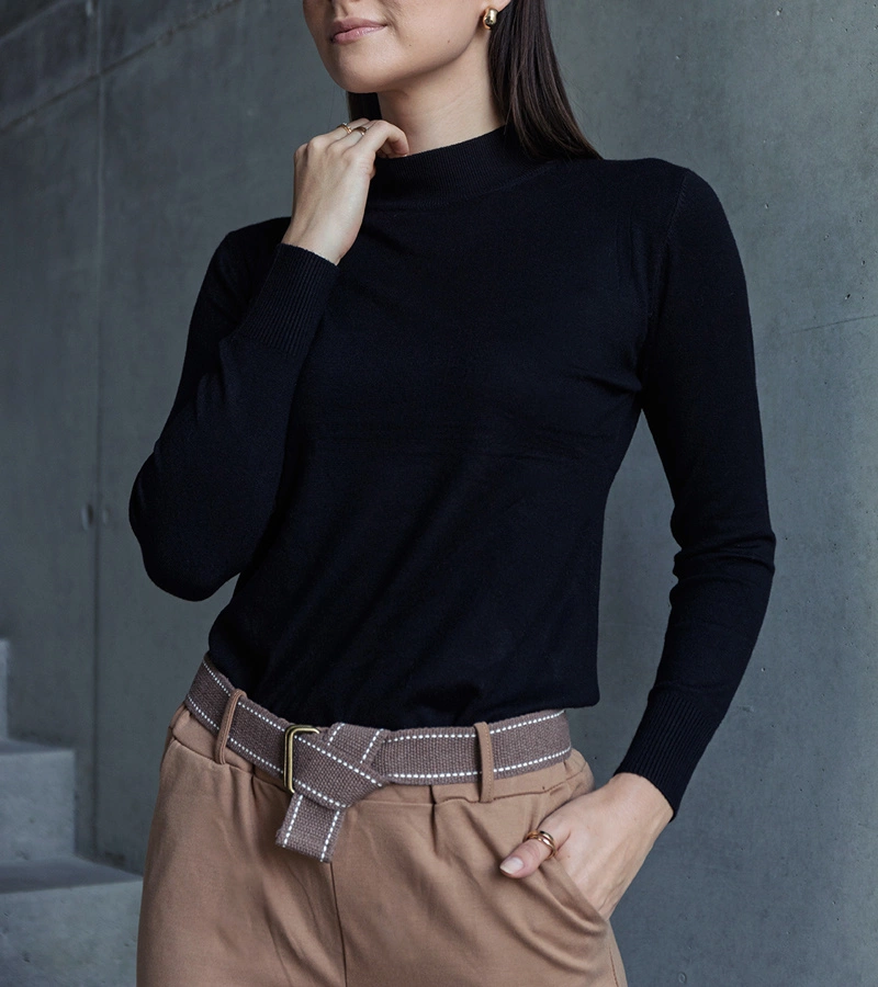 Cerný klasický svetr volného střihu Essana.