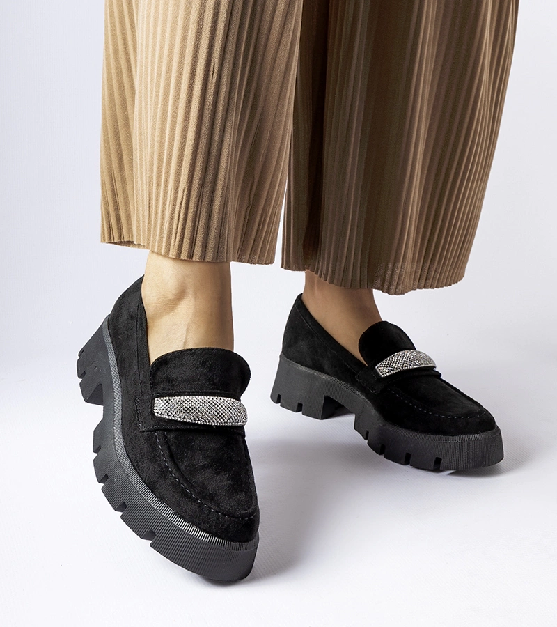 Černé mokasíny na masivní podrážce Macario