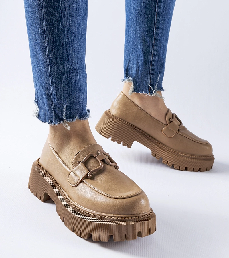 Hnědé mokasíny zdobené přezkou Cava