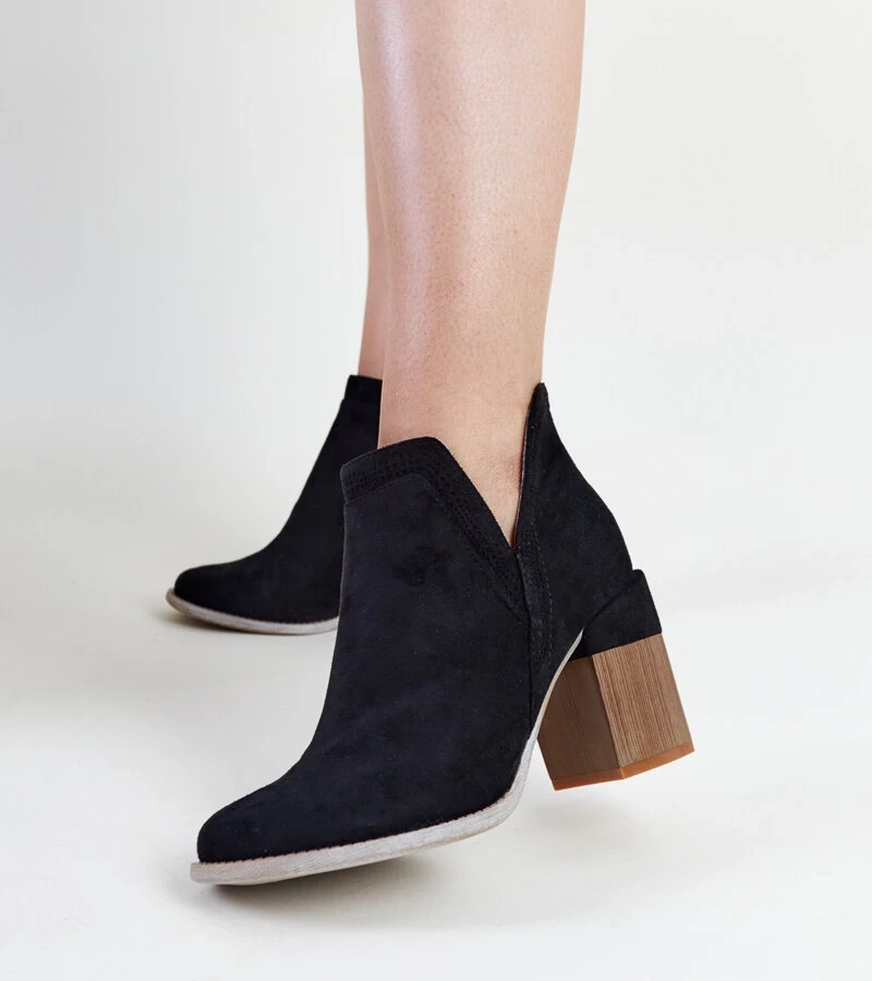 Černé zateplené asymetrické boty na podpatku Vanja