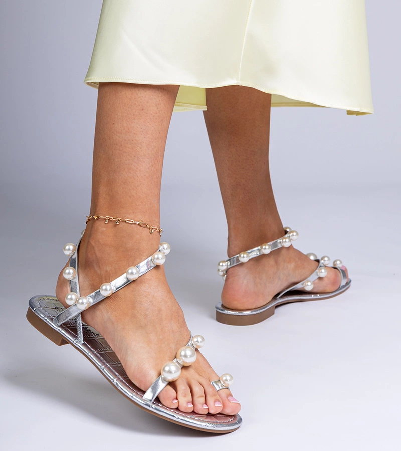 Stříbrné dámské sandály zdobené perličkami Sarino