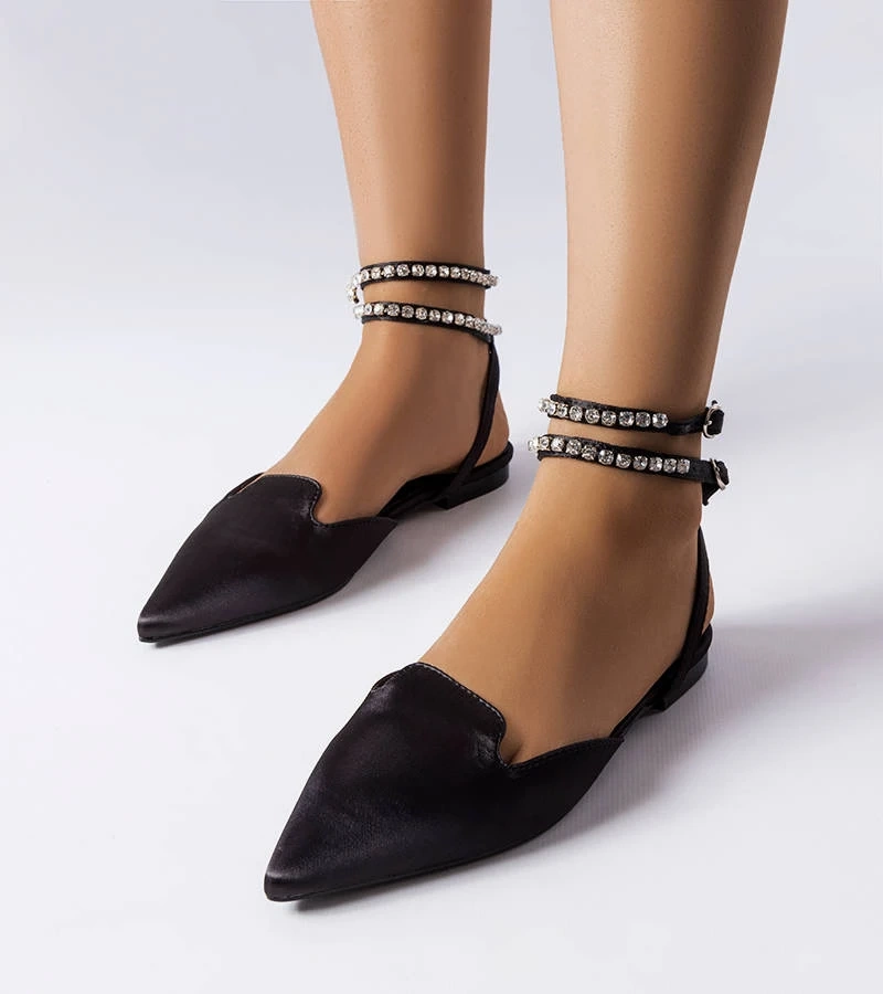 Černé sandály se saténovým povrchem značky Hewes