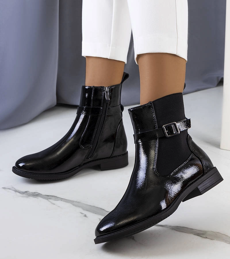 Černě lakovaný boty izolovaný Isonti