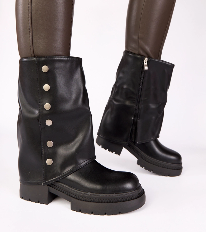 Černé kotníkové boty s ohrnutým svrškem na platformě Carla