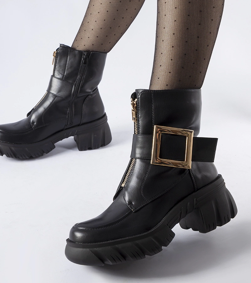 Černé masivní kotníčkové botky s přezkou Morgan