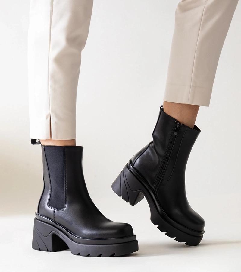 Cerné boty na masivním sloupku Tharney.