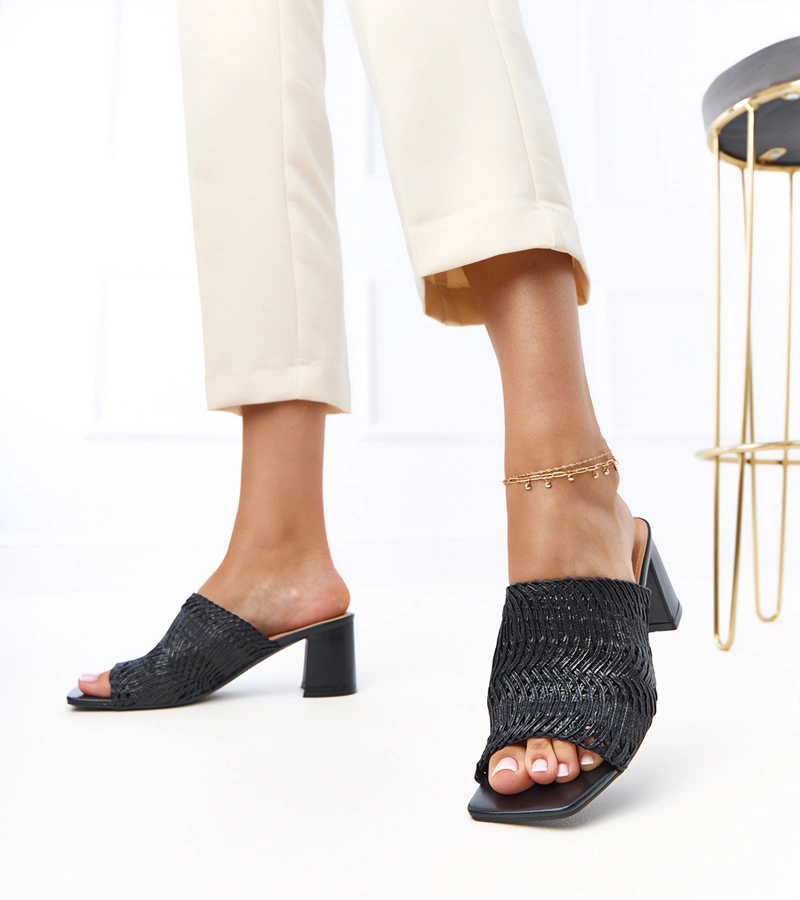 Černé pantofle na podpatku s pletenými pásky Gamboa