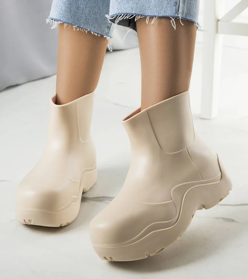 Béžové polobotky na vysoké podrážce od společnosti Frolo